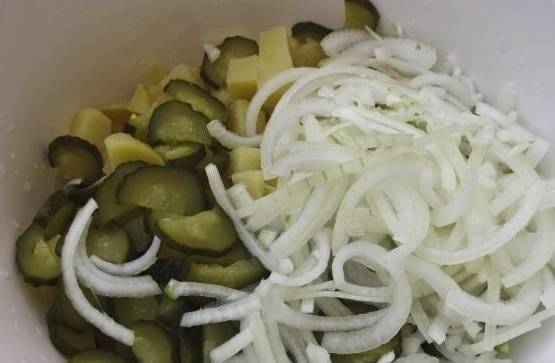 Картофельный салат с солеными огурцами