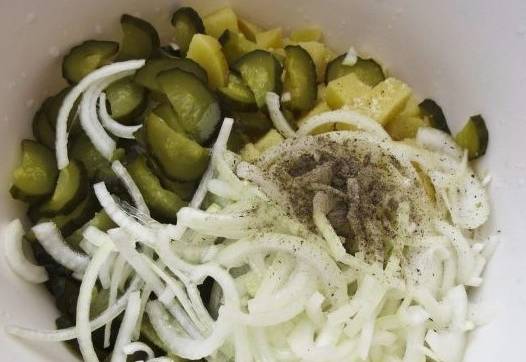 Картофельный салат с солеными огурцами
