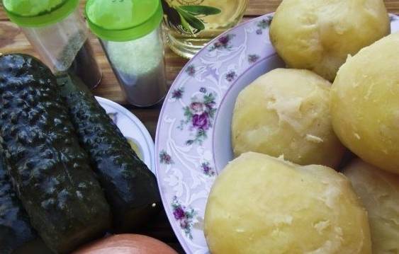 Картофельный салат с солеными огурцами