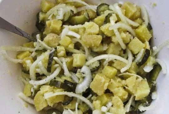 Картофельный салат с солеными огурцами