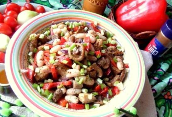 Грибной салат с фасолью
