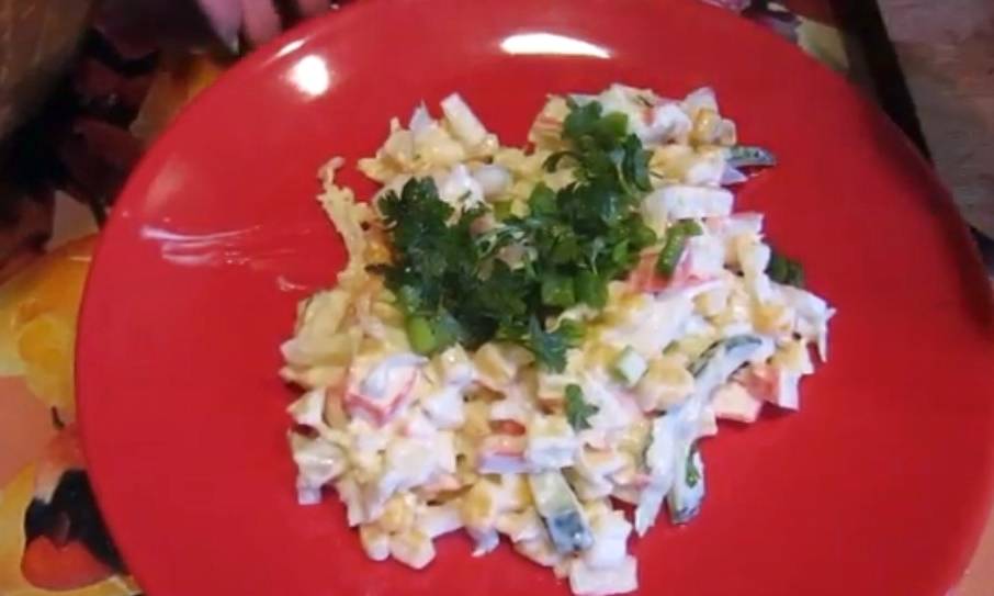 Постный салат с крабовыми палочками и кукурузой, и свежим огурцом