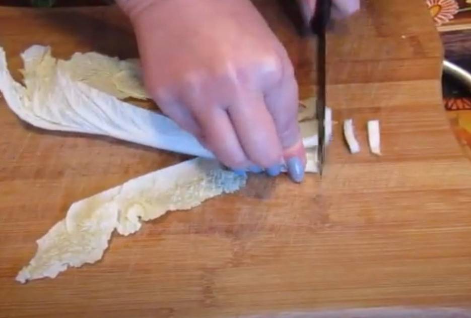 Постный салат с крабовыми палочками и кукурузой, и свежим огурцом