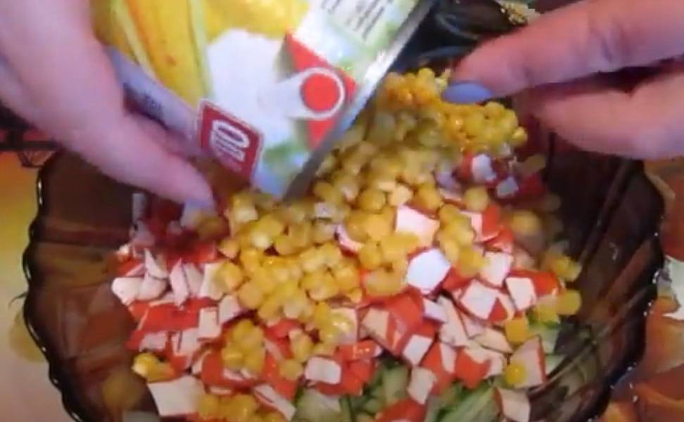 Постный салат с крабовыми палочками и кукурузой, и свежим огурцом