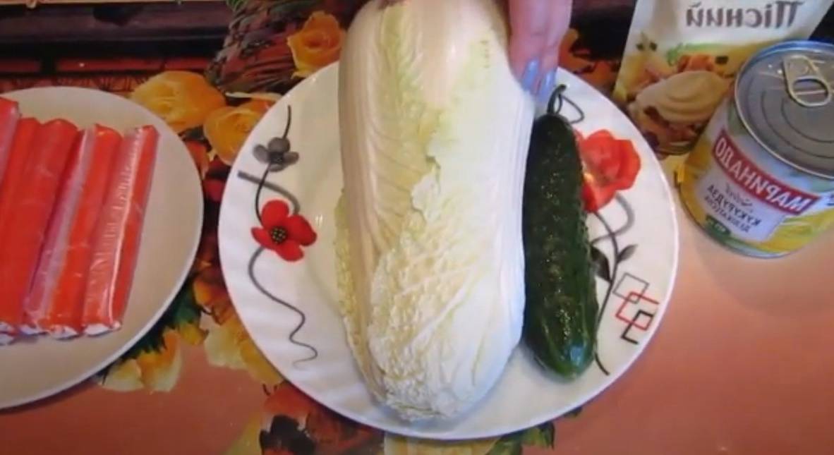 Постный салат с крабовыми палочками и кукурузой, и свежим огурцом