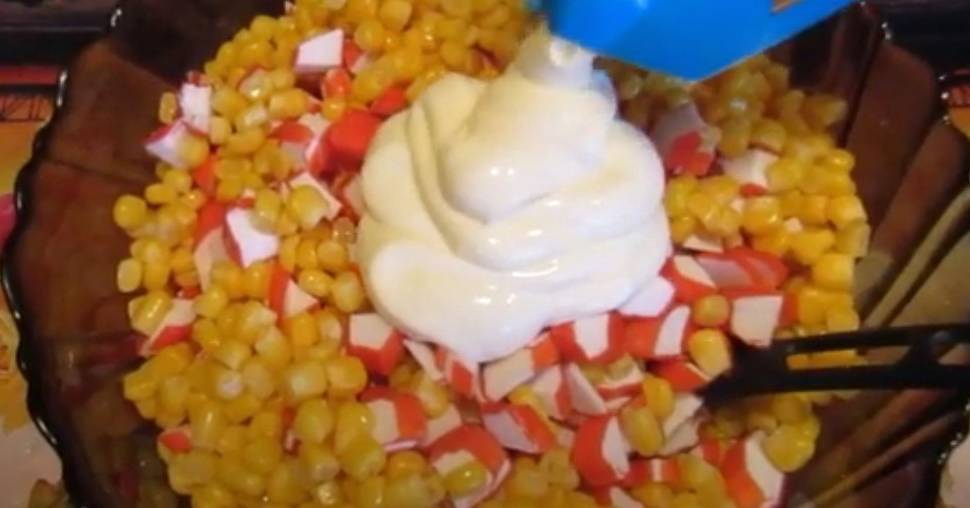 Постный салат с крабовыми палочками и кукурузой, и свежим огурцом