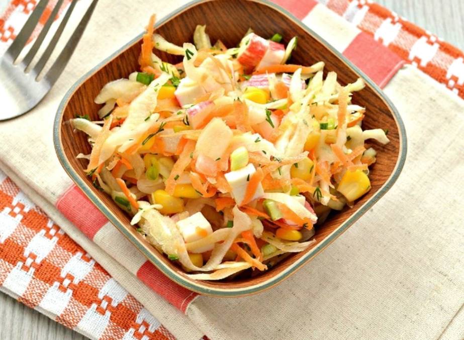 Постный салат с крабовыми палочками без яиц