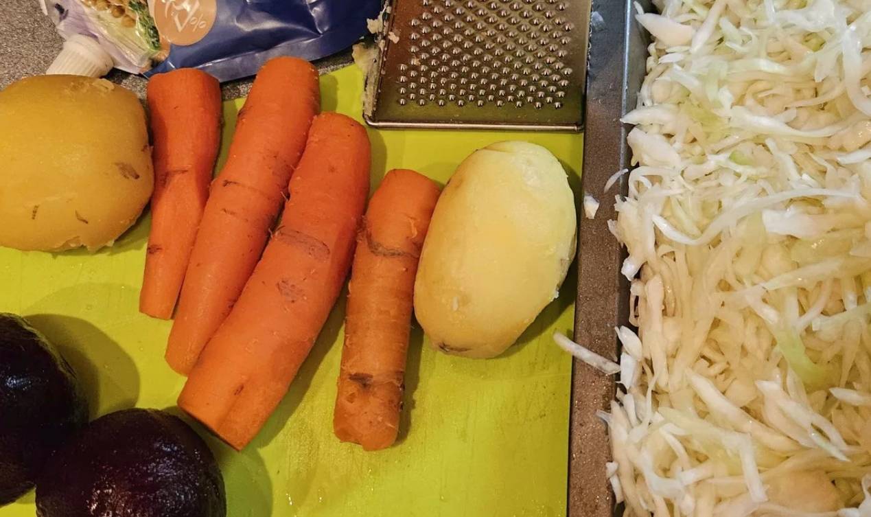 Овощной салат со свеклой с майонезом слоями