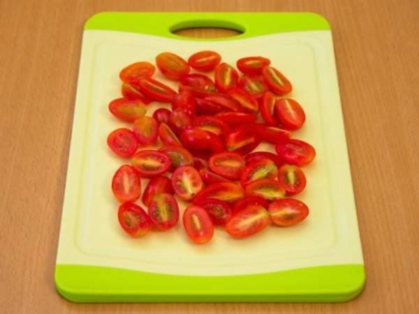 Овощной салат с яйцом пашот