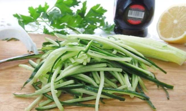 Овощной салат с фунчозой Овощной салат с фунчозой