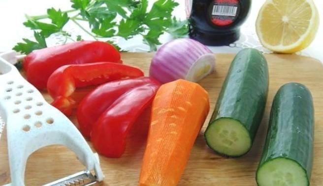Овощной салат с фунчозой Овощной салат с фунчозой