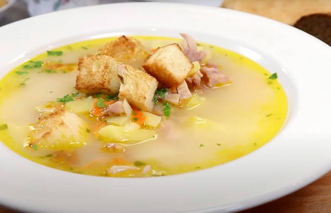 Сливочный суп с копченой курицей и плавленым сыром