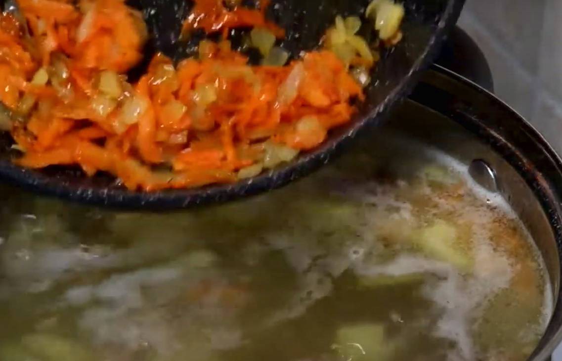 Сливочный суп с копченой курицей и плавленым сыром