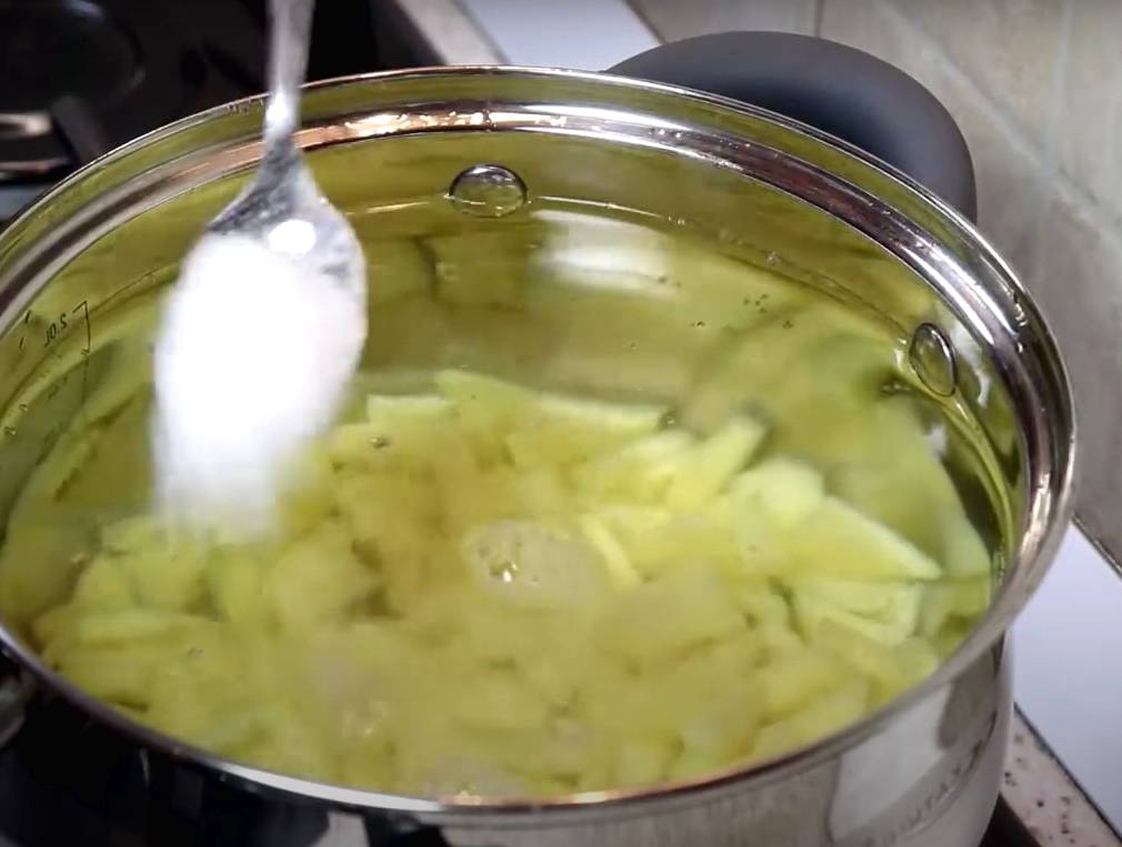 Сливочный суп с копченой курицей и плавленым сыром
