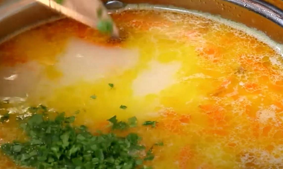 Сливочный суп с копченой курицей и плавленым сыром