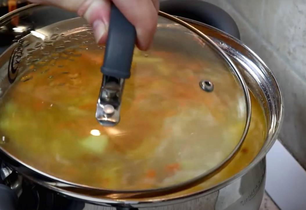 Сливочный суп с копченой курицей и плавленым сыром