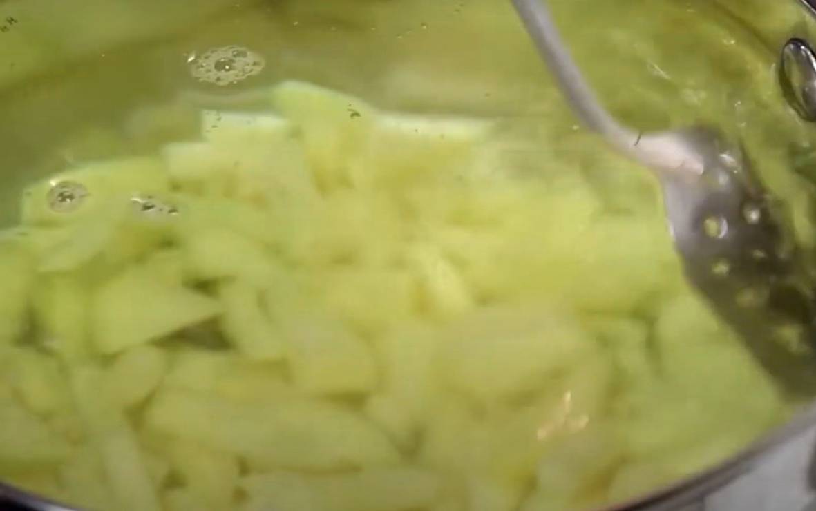 Сливочный суп с копченой курицей и плавленым сыром