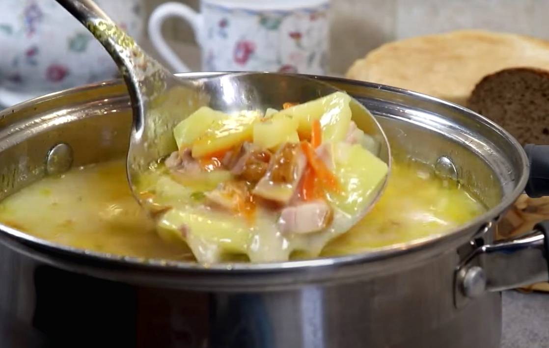 Сливочный суп с копченой курицей и плавленым сыром