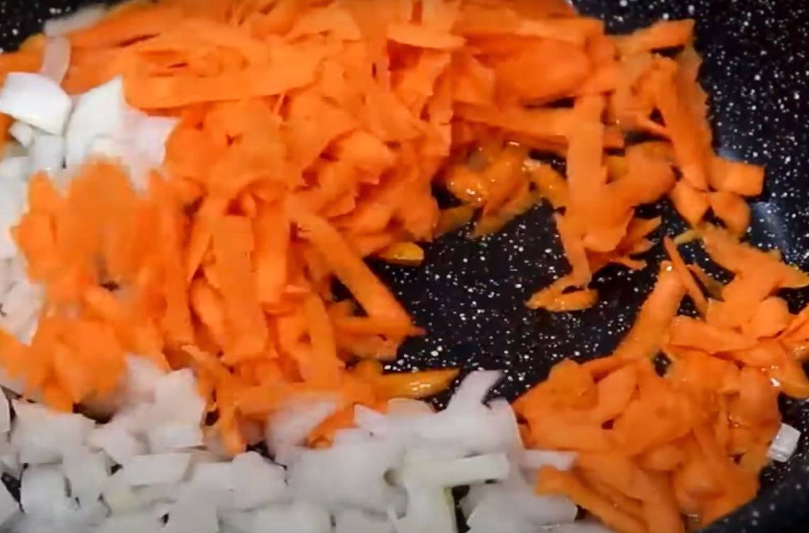 Сливочный суп с копченой курицей и плавленым сыром