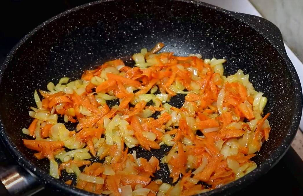 Сливочный суп с копченой курицей и плавленым сыром