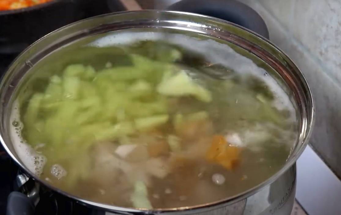 Сливочный суп с копченой курицей и плавленым сыром