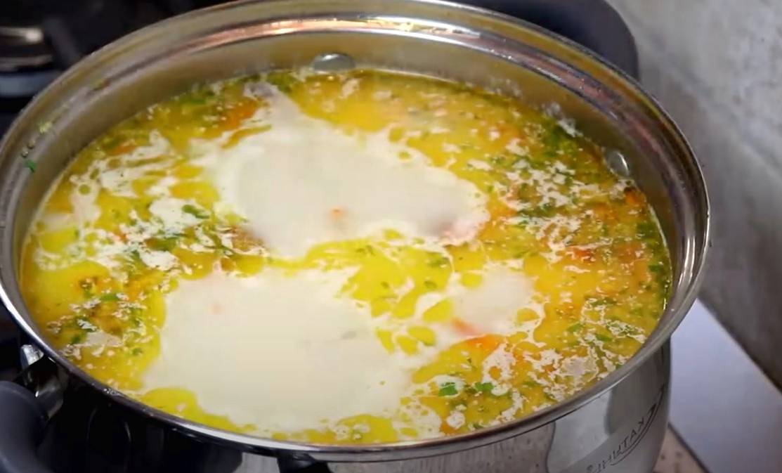 Сливочный суп с копченой курицей и плавленым сыром