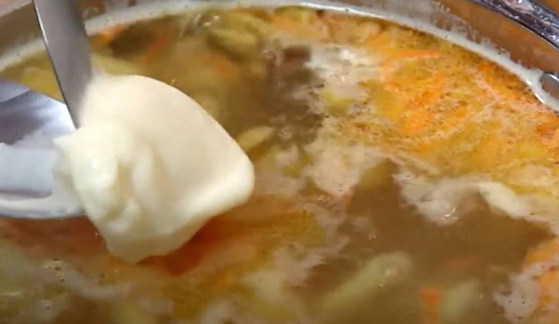 Сливочный суп с копченой курицей и плавленым сыром