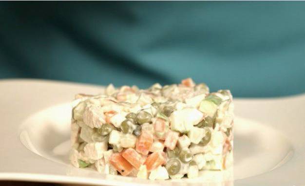 ПП салат с горошком консервированным, яйцом и огурцом