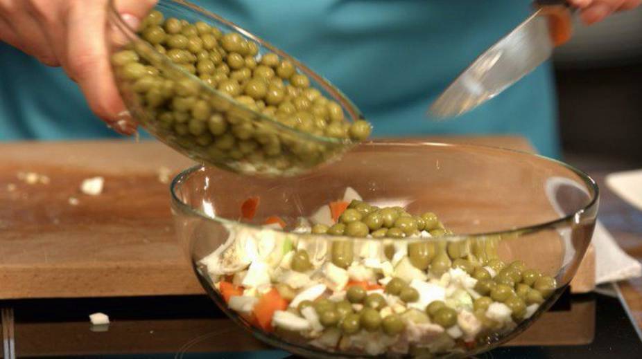 ПП салат с горошком консервированным, яйцом и огурцом