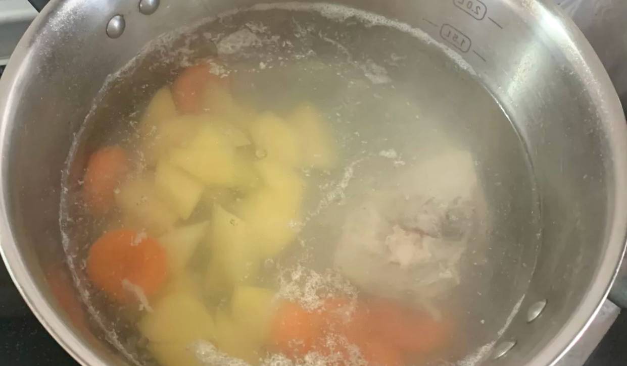 Куриный суп с цветной капустой и картошкой