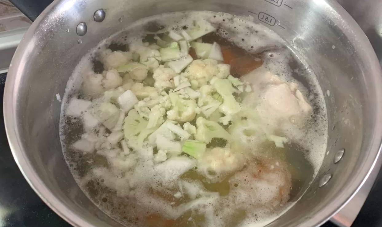 Куриный суп с цветной капустой и картошкой