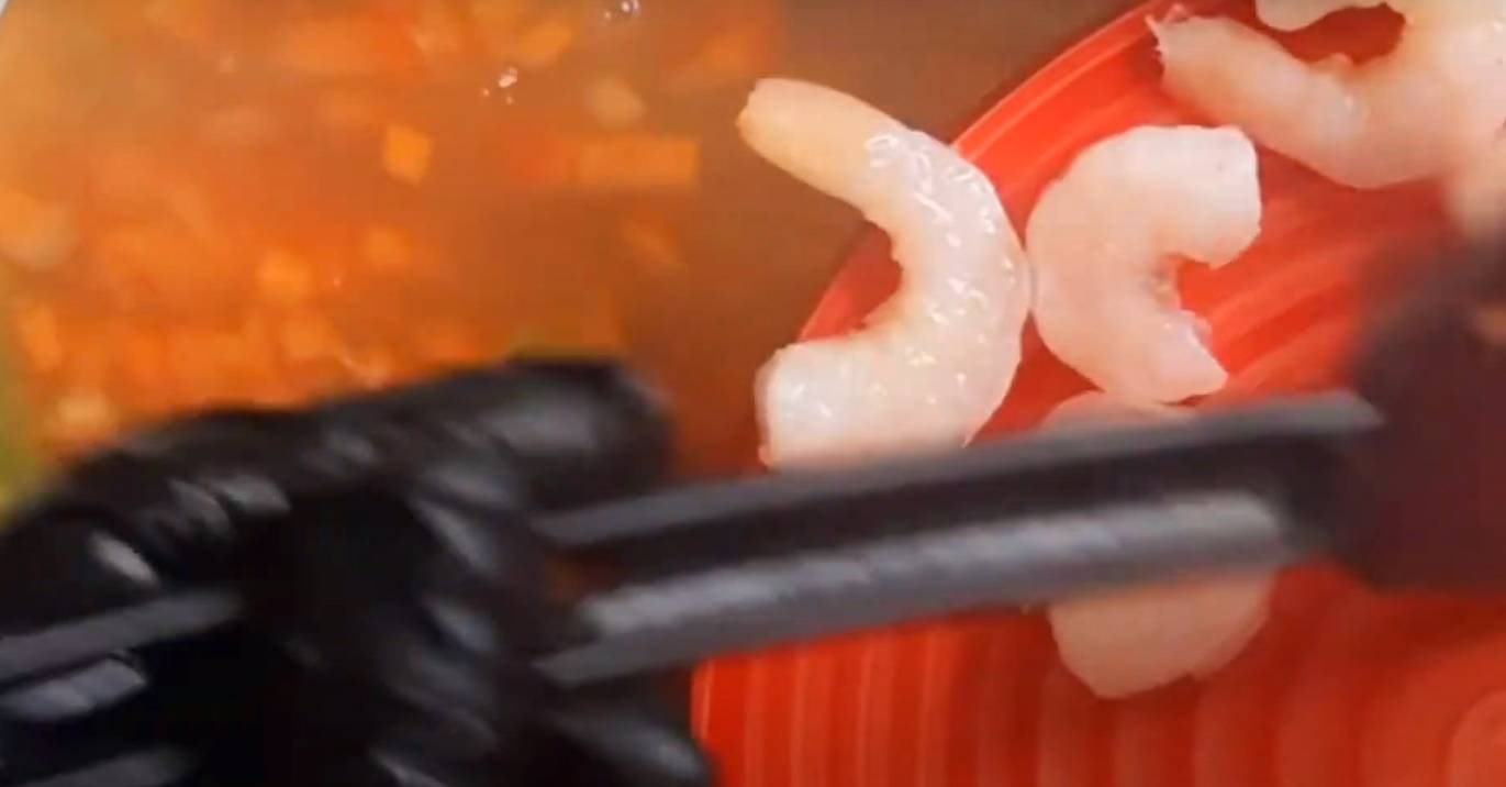 Суп с фунчозой и креветками
