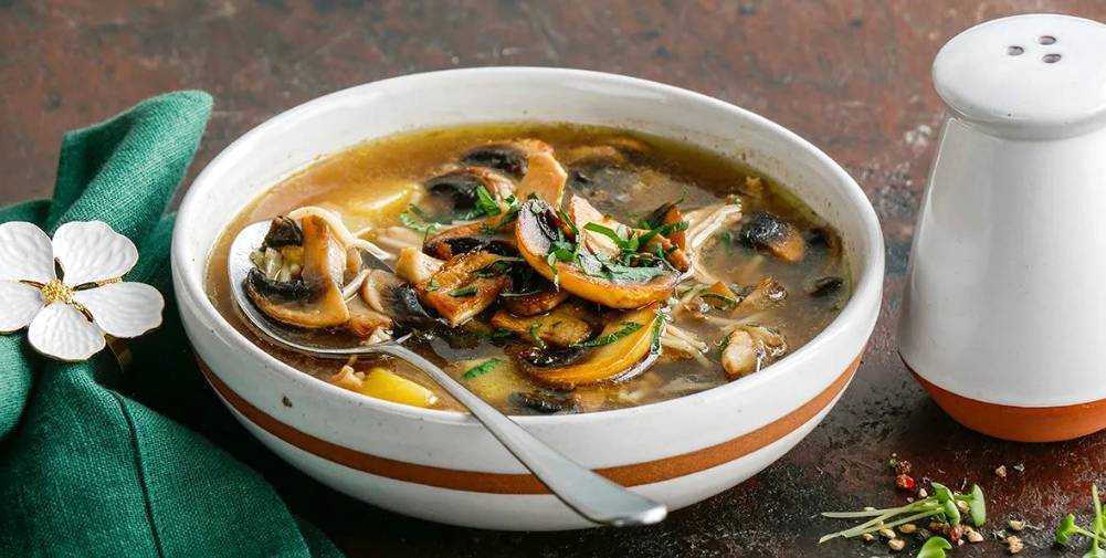 Грибной суп из шампиньонов с курицей и картошкой