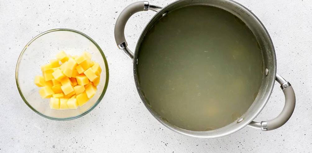 Грибной суп из шампиньонов с курицей и картошкой