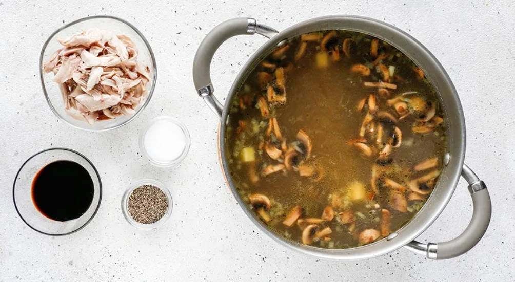 Грибной суп из шампиньонов с курицей и картошкой