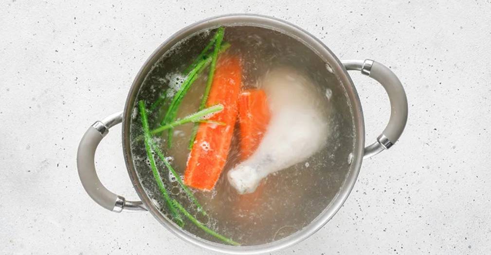Грибной суп из шампиньонов с курицей и картошкой