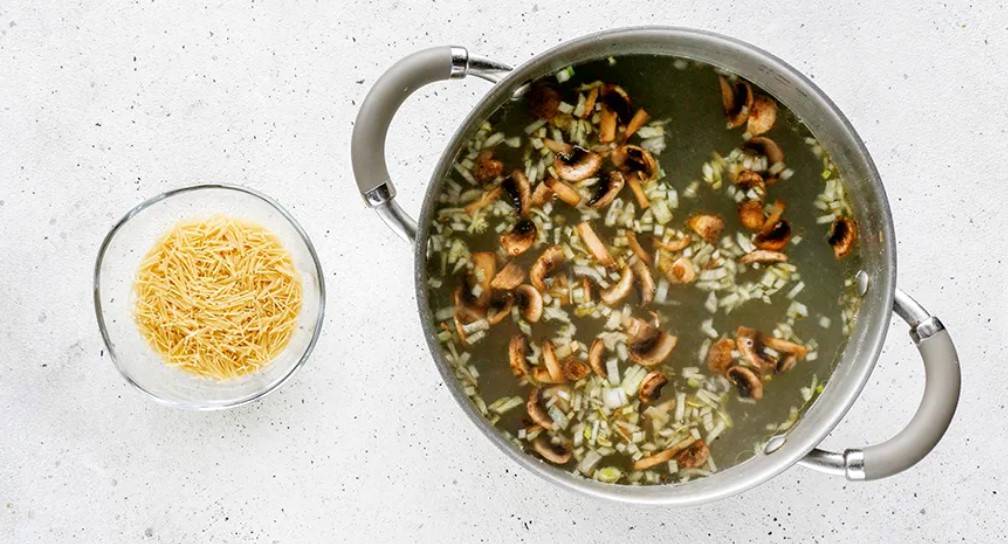 Грибной суп из шампиньонов с курицей и картошкой