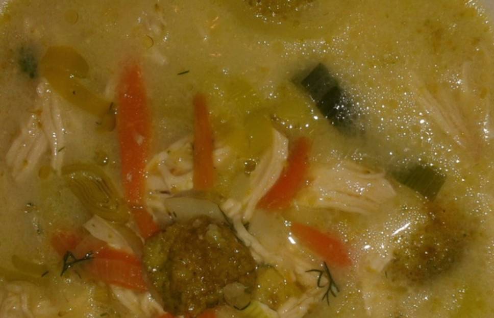 Суп с брокколи, курицей и плавленым сыром