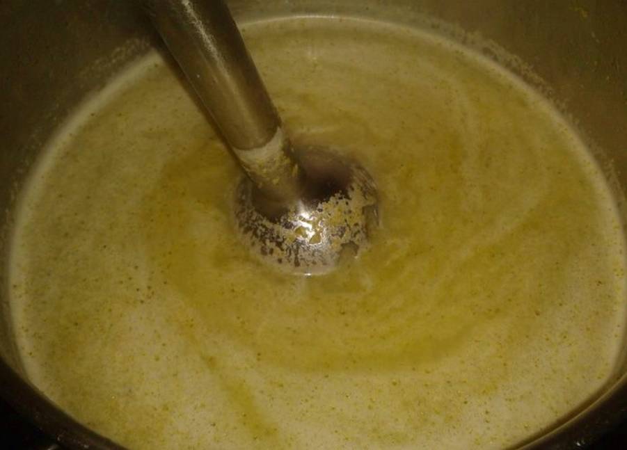 Суп с брокколи, курицей и плавленым сыром