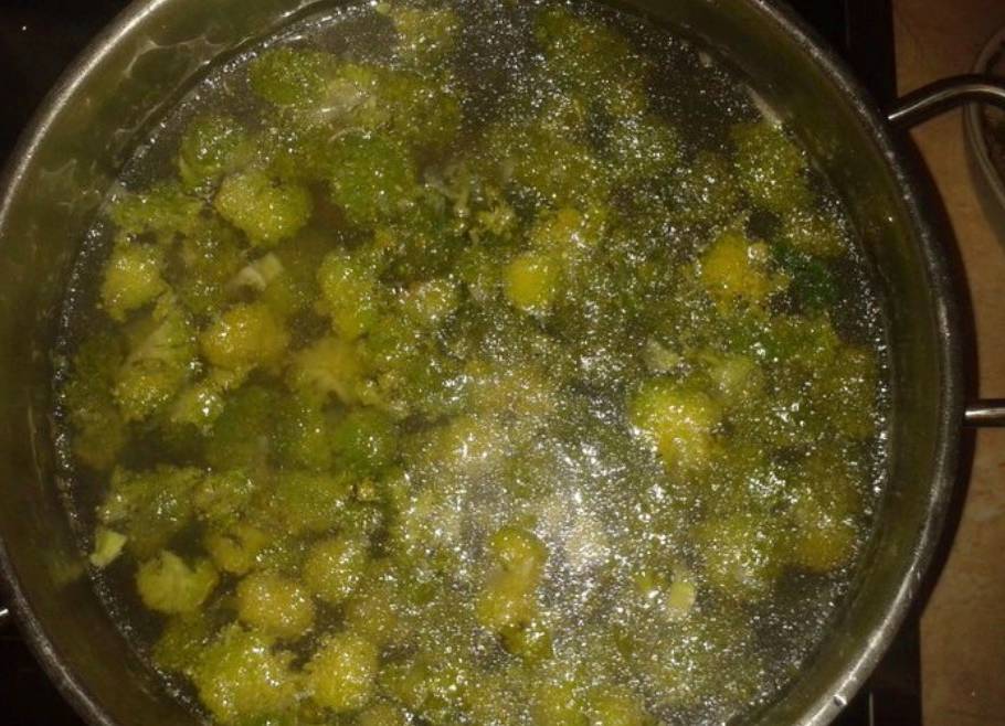 Суп с брокколи, курицей и плавленым сыром