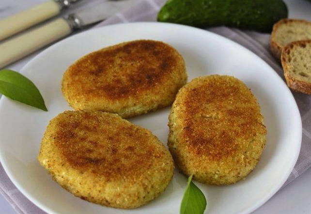 Капустные котлеты из сырой капусты с яйцом, луком и мукой на сковороде