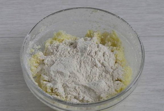 Капустные котлеты из сырой капусты с яйцом, луком и мукой на сковороде