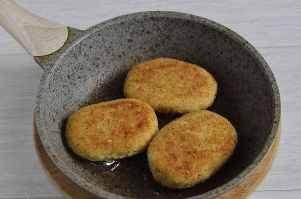 Капустные котлеты из сырой капусты с яйцом, луком и мукой на сковороде