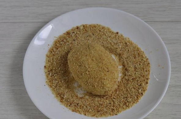 Капустные котлеты из сырой капусты с яйцом, луком и мукой на сковороде