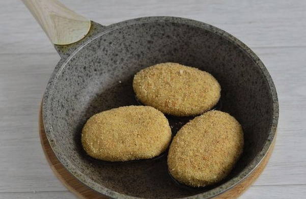 Капустные котлеты из сырой капусты с яйцом, луком и мукой на сковороде