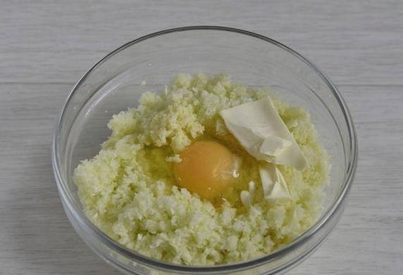 Капустные котлеты из сырой капусты с яйцом, луком и мукой на сковороде