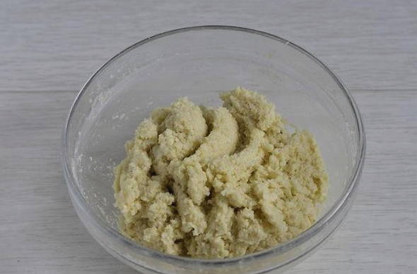 Капустные котлеты из сырой капусты с яйцом, луком и мукой на сковороде
