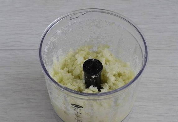 Капустные котлеты из сырой капусты с яйцом, луком и мукой на сковороде