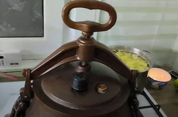 Свиная рулька в афганском казане