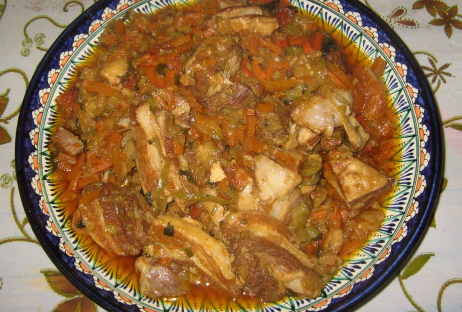 Мясо с овощами в афганском казане